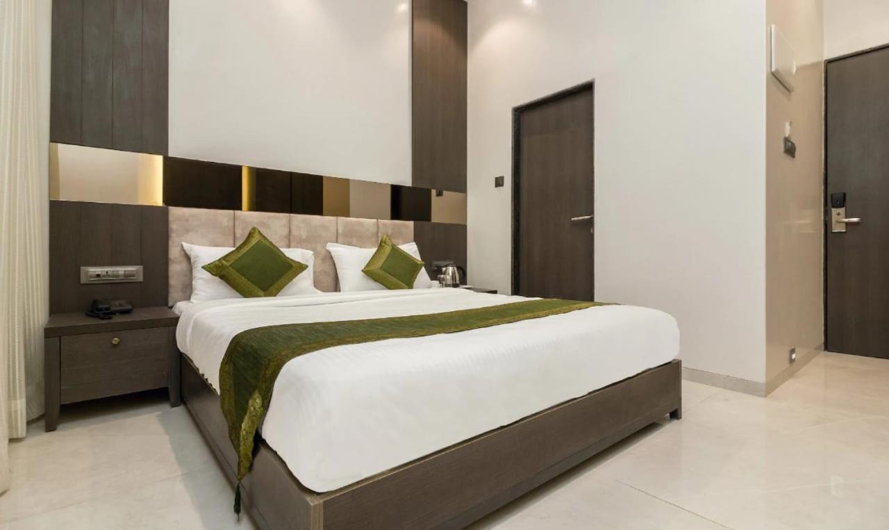 Hotel Oyster Suite Andheri West Mumbai Bagian luar foto